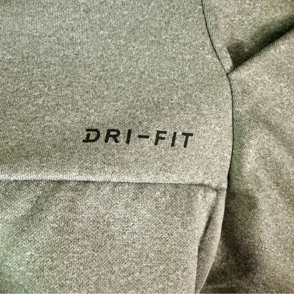 🥂SOLD🥂NIKE Dri-Fit XL Men’s Grey Zip Hooded Jacket - Picture 2 of 7